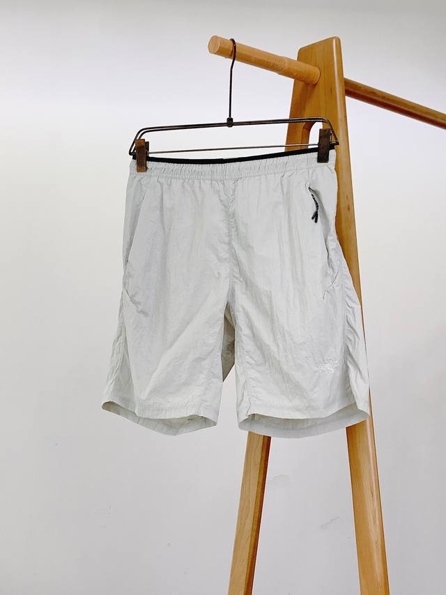 Arcteryx 始祖鸟 2025Ss春夏新品 吸湿速干松紧腰短裤。 轻量透气、100%锦纶凉感面料，时刻保持身体干爽舒适、上身全方位无死角的舒服！精致有型！搭
