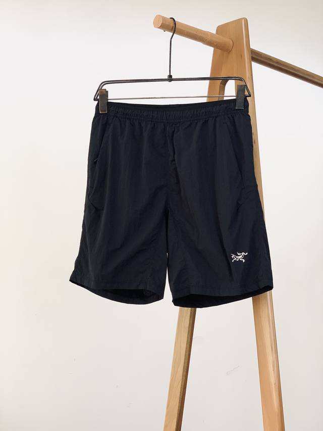 Arcteryx 始祖鸟 2025Ss春夏新品 吸湿速干松紧腰短裤。 轻量透气、100%锦纶凉感面料，时刻保持身体干爽舒适、上身全方位无死角的舒服！精致有型！搭