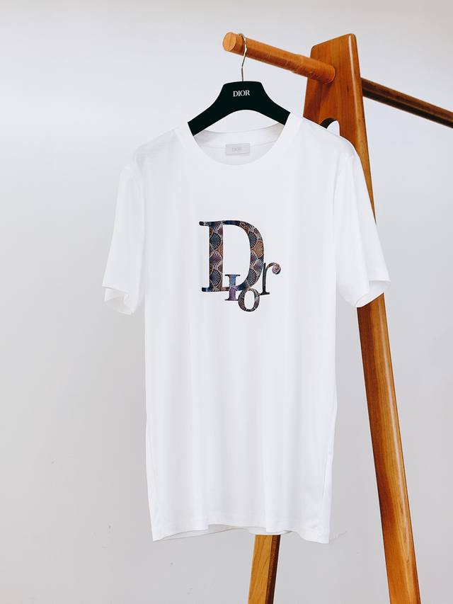 Dior Homme 迪奥 桀傲 2025Ss春夏新品 字母印花标识T恤。此款T恤自带高级感，轻松适配各种穿搭风格，无论是休闲出街还是时尚聚会，都能让你成为焦点