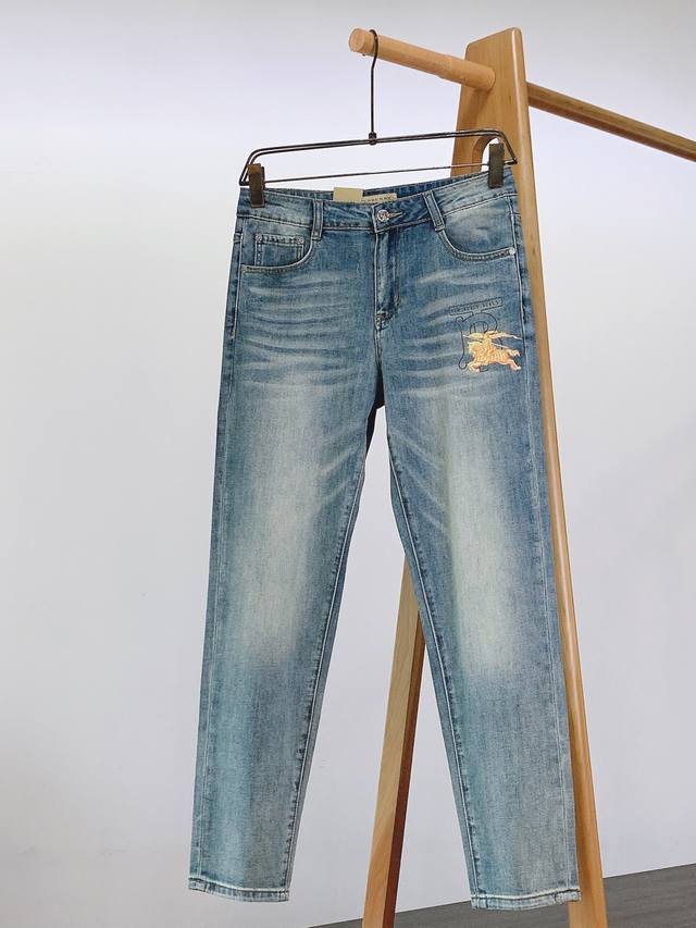 Burberry 巴宝莉 2025Ss春夏新品 休闲印花牛仔裤，进口重工水洗弹力面料，上身舒适透气有弹力，客供五金辅料装饰，数码定位战马印花标识，辨识度极高，版