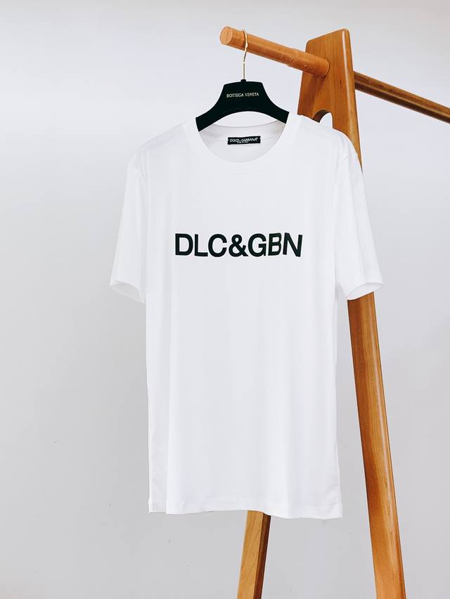 Dolce&Gabbana 杜嘉班纳 2025Ss春夏新品 字母印花标识T恤。此款T恤自带高级感，轻松适配各种穿搭风格，无论是休闲出街还是时尚聚会，都能让你成为