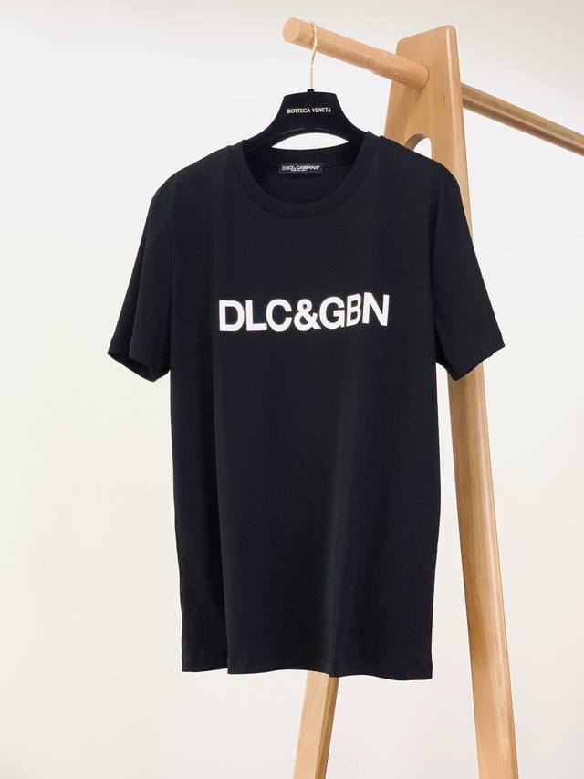 Dolce&Gabbana 杜嘉班纳 2025Ss春夏新品 字母印花标识T恤。此款T恤自带高级感，轻松适配各种穿搭风格，无论是休闲出街还是时尚聚会，都能让你成为
