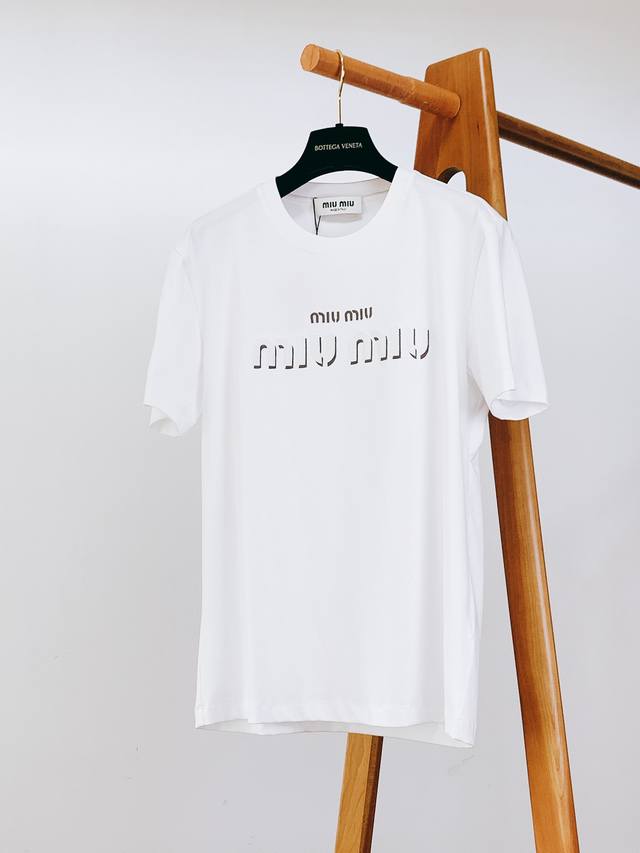 Miumiu 缪缪 2025Ss春夏新品 工坊重磅定织定染而成，经过酵素洗工艺，将面料蜕变成非常舒适且质感十足的特质，柔软度极好， 细节精湛考究，品相一流，时尚