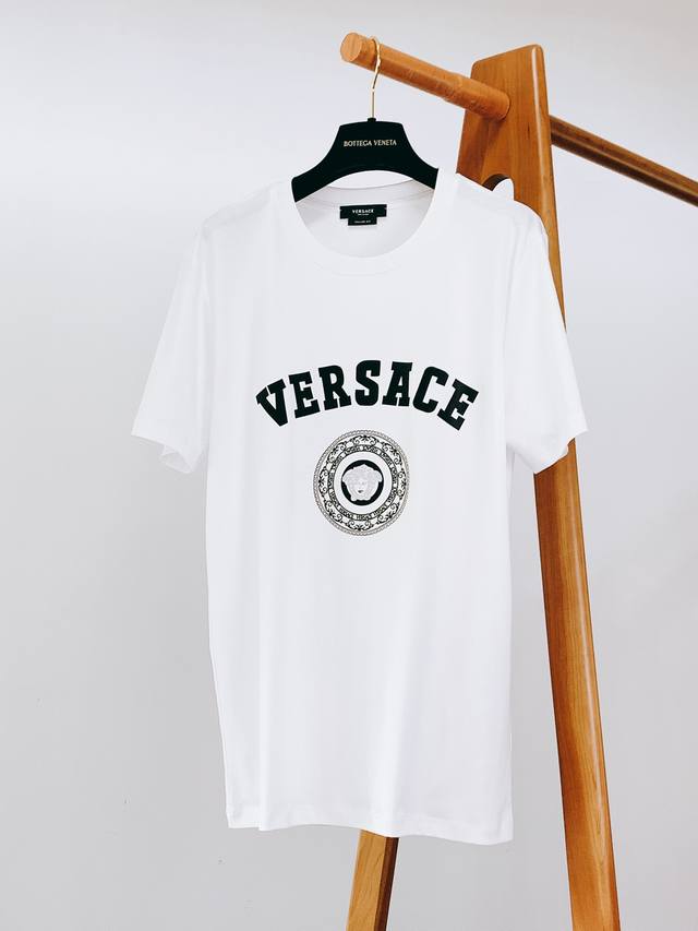 Versace 范思哲 2025Ss春夏新品 限定款印花短袖，立体感Logo廓形半袖T恤，进口丝光棉打造，手感面糯有骨感，柔而有韧性。液氨工艺处理，韧性和抗皱性