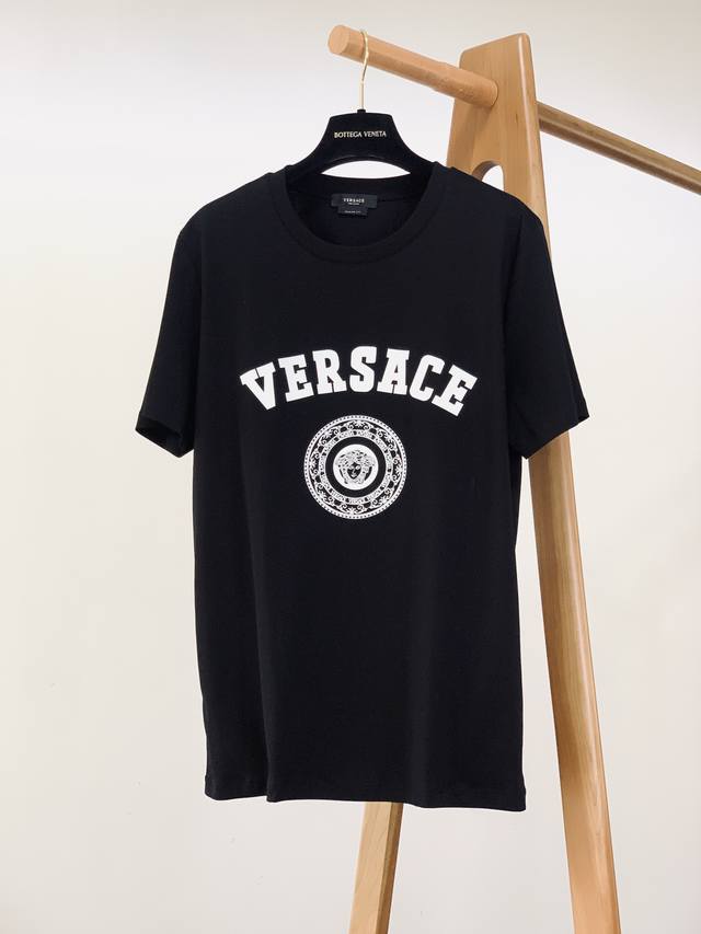 Versace 范思哲 2025Ss春夏新品 限定款印花短袖，立体感Logo廓形半袖T恤，进口丝光棉打造，手感面糯有骨感，柔而有韧性。液氨工艺处理，韧性和抗皱性