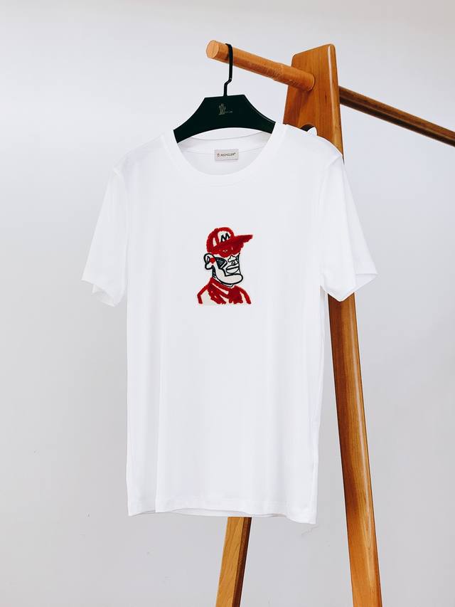 Moncler 蒙口 2025Ss春夏新品 趣味人像刺绣T恤 经典黑、简约白双色打底，适配各种穿搭风格 胸前毛巾绣图案超吸睛，卡通人像戴红帽、穿红衣，色彩鲜明又