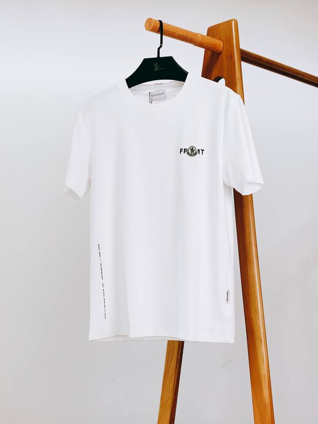 Moncler 蒙口 2025Ss春夏新品 纯棉 印花短袖 工坊重磅定织定染而成，经过酵素洗工艺，将面料蜕变成非常舒适且质感十足的特质，柔软度极好， 细节精湛考