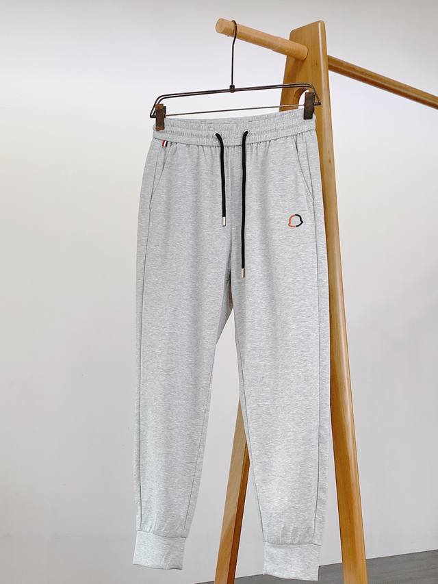 Moncler 蒙口 2025Ss春夏新品 刺绣抽绳休闲裤 时尚系列，独特拼料设计，抽绳休闲裤 订纱开始订染和订纺。 国内某大厂出口日本 和供应几大顶级品牌的面