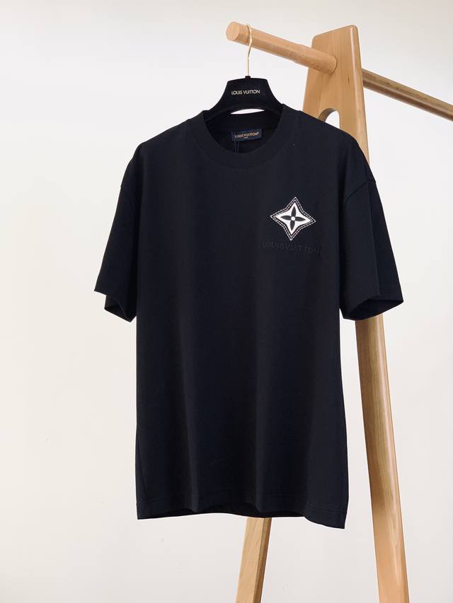 Louisvuitton 路易威登 2025Ss春夏新品 Lv刺绣老花短袖T恤 经典圆领，简约好搭。正面是标志性四叶花刺绣，黑白撞色，边缘缝线细密，立体感拉满，