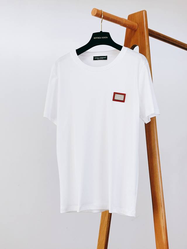Dolce&Gabbana 杜嘉班纳 2025Ss春夏新品 休闲圆领T恤，时髦微落肩，慵懒感正好的直身廓形，领部做了有递进效果的双道车线，细节增加了高街属性，既