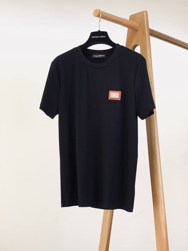 Dolce&Gabbana 杜嘉班纳 2025Ss春夏新品 休闲圆领T恤，时髦微落肩，慵懒感正好的直身廓形，领部做了有递进效果的双道车线，细节增加了高街属性，既