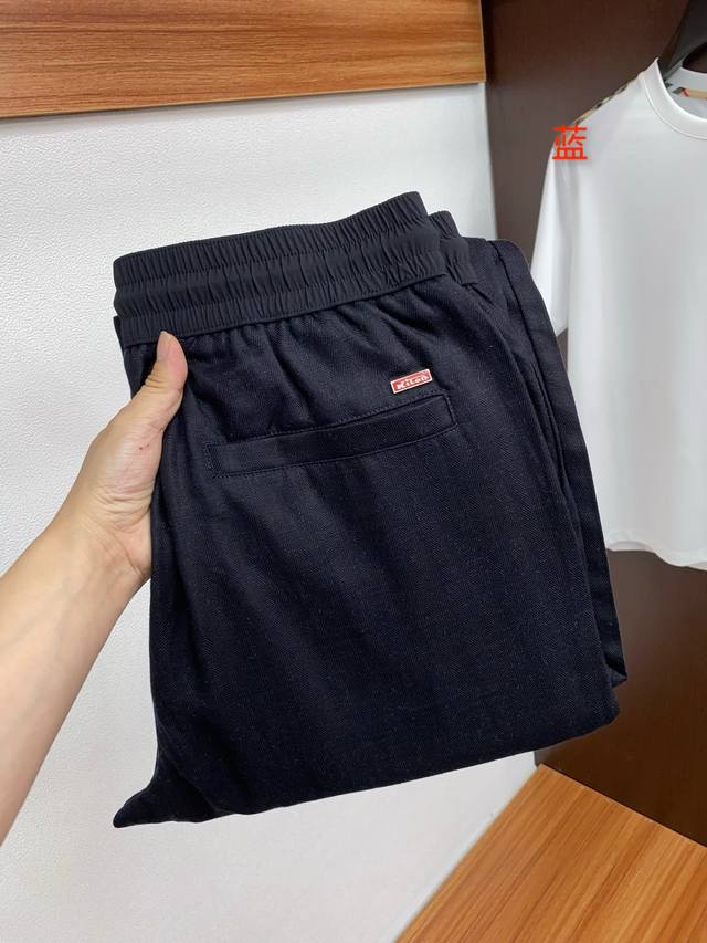Kiton 2025 新款休闲裤 融入优雅风格，全新演绎运动服饰主打单品。亚麻面料精心制作，常规版型，饰以撞色腰弹力腰头提升格调，时尚舒适，可打造各式正式和运动