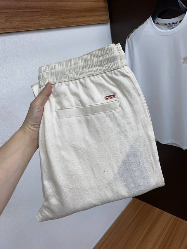 Kiton 2025 新款休闲裤 融入优雅风格，全新演绎运动服饰主打单品。亚麻面料精心制作，常规版型，饰以撞色腰弹力腰头提升格调，时尚舒适，可打造各式正式和运动