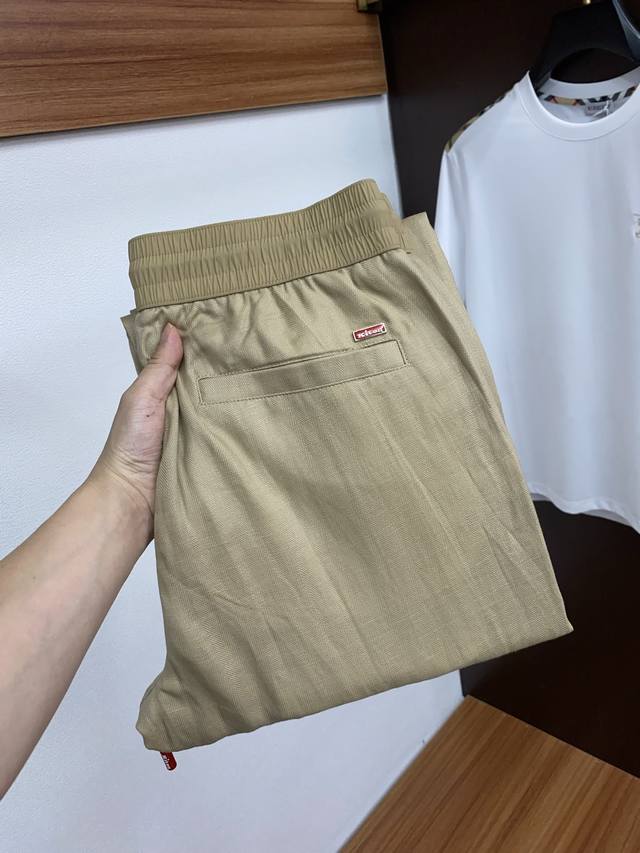 Kiton 2025 新款休闲裤 融入优雅风格，全新演绎运动服饰主打单品。亚麻面料精心制作，常规版型，饰以撞色腰弹力腰头提升格调，时尚舒适，可打造各式正式和运动