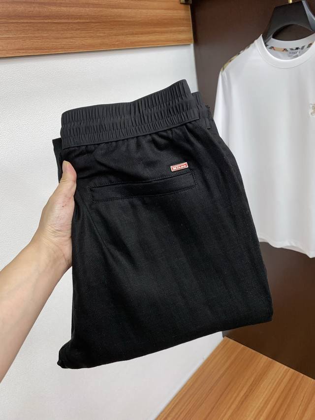 Kiton 2025 新款休闲裤 融入优雅风格，全新演绎运动服饰主打单品。亚麻面料精心制作，常规版型，饰以撞色腰弹力腰头提升格调，时尚舒适，可打造各式正式和运动