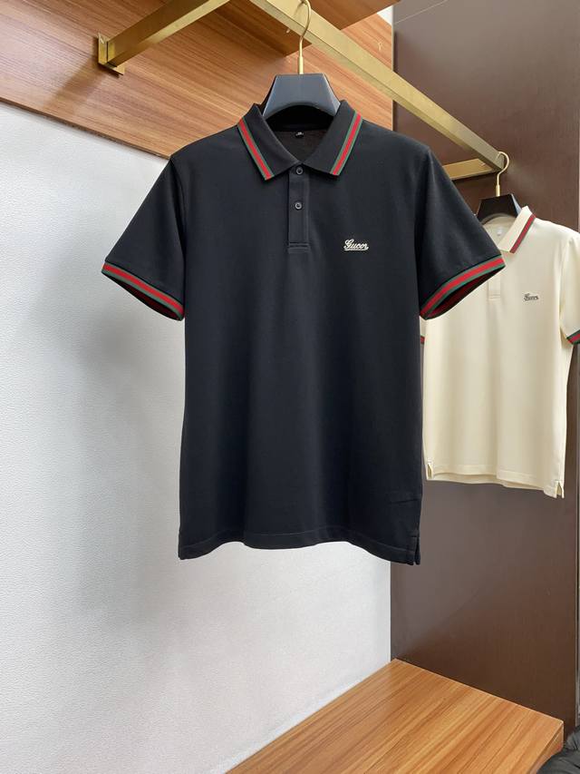 古奇 2025新款男士珠地棉翻领短袖Polo衫 经典商务男装衬衫领 Polo 衫 棉质珠地面料呈现。轻盈柔软的面料经过成衣染色，营造出优雅纹理，六角珠地棉面料