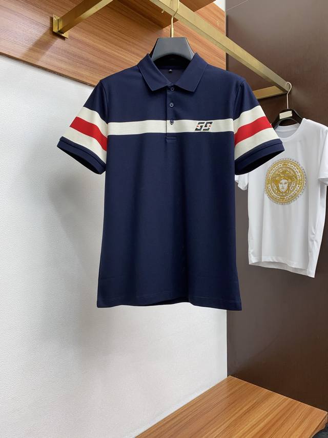 古奇 2025新款男士珠地棉翻领短袖Polo衫 经典商务男装衬衫领 Polo 衫 棉质珠地面料呈现。轻盈柔软的面料经过成衣染色，营造出优雅纹理，六角珠地棉面料