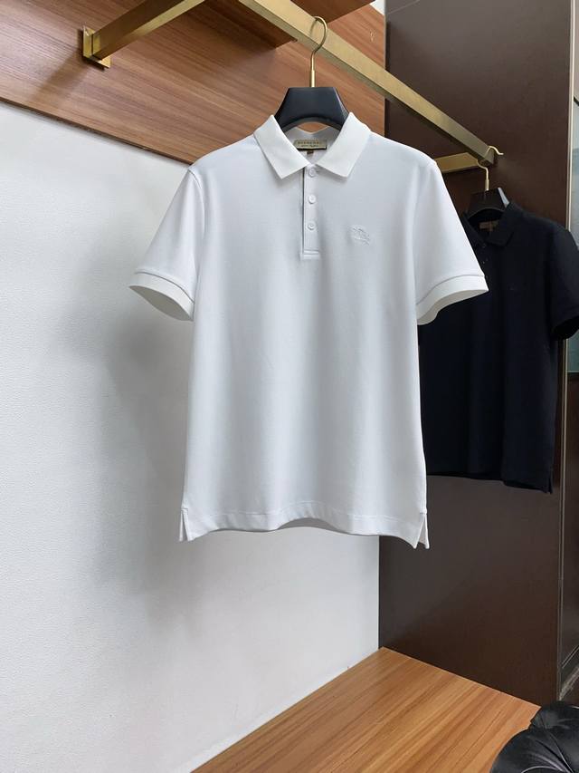 巴宝莉 臻品定制系列的设计Polo衫确实独具匠心，展现了定制服装的精致与品味。定制蜂窝珠地材质，不仅触感柔软舒适，还具有良好的透气性和吸湿性，确保穿着者在任何场