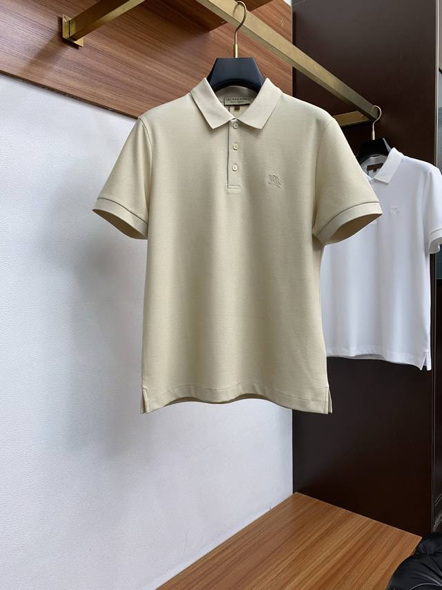巴宝莉 臻品定制系列的设计Polo衫确实独具匠心，展现了定制服装的精致与品味。定制蜂窝珠地材质，不仅触感柔软舒适，还具有良好的透气性和吸湿性，确保穿着者在任何场