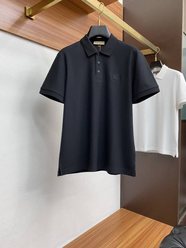 巴宝莉 臻品定制系列的设计Polo衫确实独具匠心，展现了定制服装的精致与品味。定制蜂窝珠地材质，不仅触感柔软舒适，还具有良好的透气性和吸湿性，确保穿着者在任何场