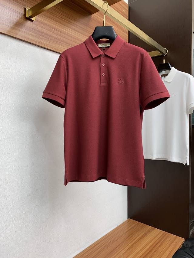 巴宝莉 臻品定制系列的设计Polo衫确实独具匠心，展现了定制服装的精致与品味。定制蜂窝珠地材质，不仅触感柔软舒适，还具有良好的透气性和吸湿性，确保穿着者在任何场