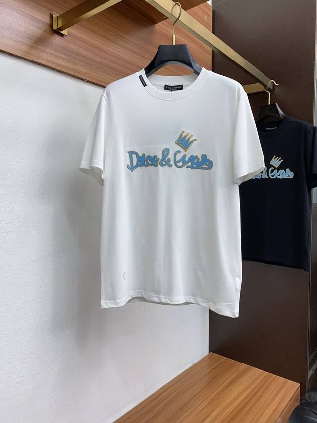 Dg Ss新工艺Logo纯棉质阔版圆领男士短袖T恤，新季新推系列将标识巧妙融入设计，塑就一系列充满复古风情的运动风单品。在这款百搭T恤上，带着一丝怀旧意蕴的图案