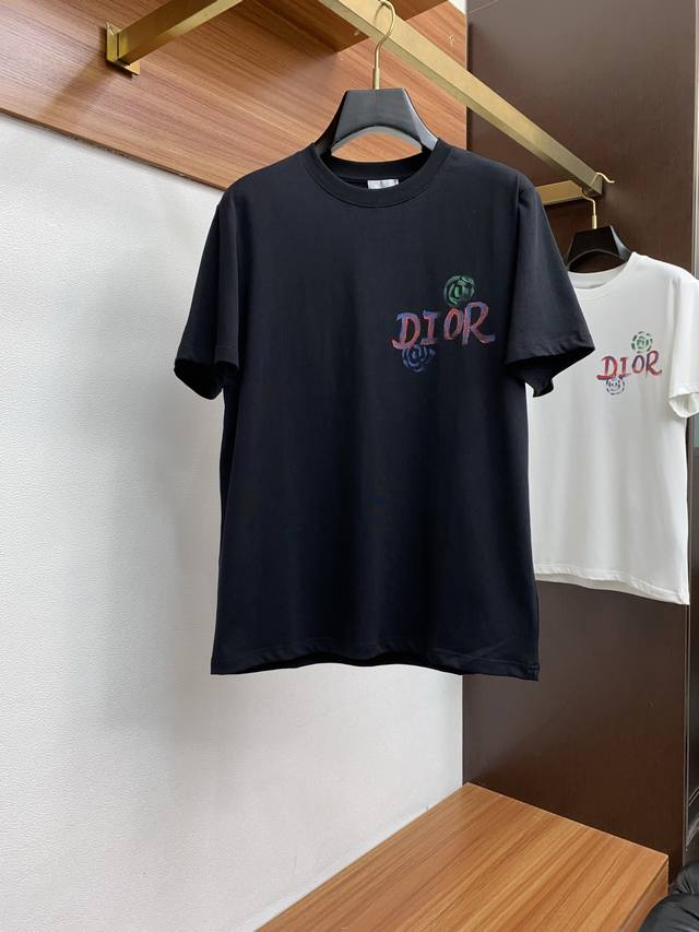 迪奥 Ss新工艺Logo纯棉质阔版圆领男士短袖T恤，新季新推系列将标识巧妙融入设计，塑就一系列充满复古风情的运动风单品。在这款百搭T恤上，带着一丝怀旧意蕴的图案
