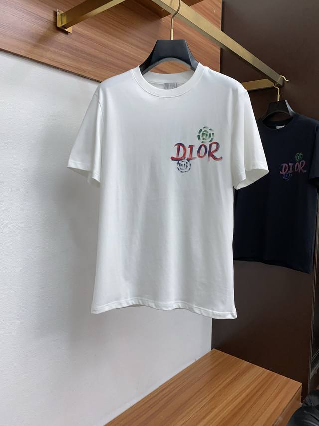 迪奥 Ss新工艺Logo纯棉质阔版圆领男士短袖T恤，新季新推系列将标识巧妙融入设计，塑就一系列充满复古风情的运动风单品。在这款百搭T恤上，带着一丝怀旧意蕴的图案