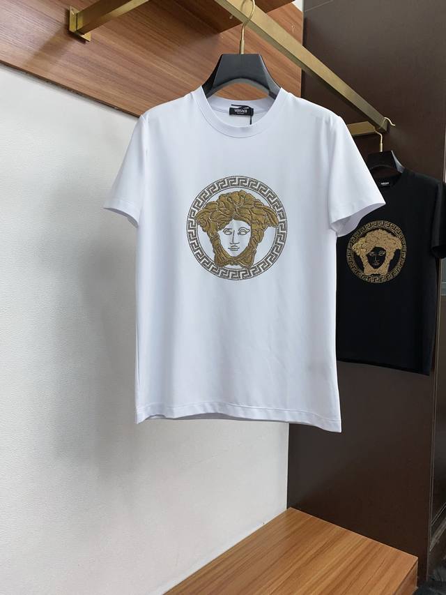 范思哲 2025春夏秀款顶级进口丝光棉面料短袖 修身版型 专柜款时尚不失奢华 品质毋庸置疑 上身效果超赞，奢华官网同款 码数 M-3Xl