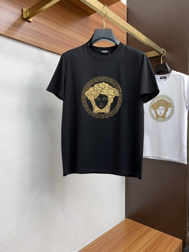 范思哲 2025春夏秀款顶级进口丝光棉面料短袖 修身版型 专柜款时尚不失奢华 品质毋庸置疑 上身效果超赞，奢华官网同款 码数 M-3Xl