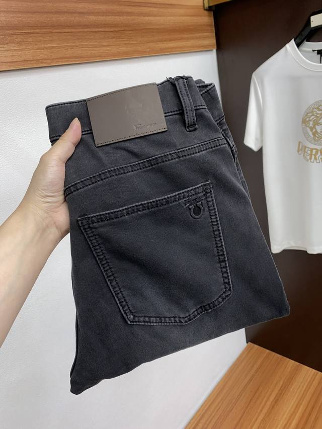 菲拉格慕 2025Ss早春 新品 原单男士牛仔裤纯血统品 每季必出的类型，无需质疑的热卖王牌单品，符合四季最佳的搭配色号 整体的风格延续了Slp的基调，通体融入