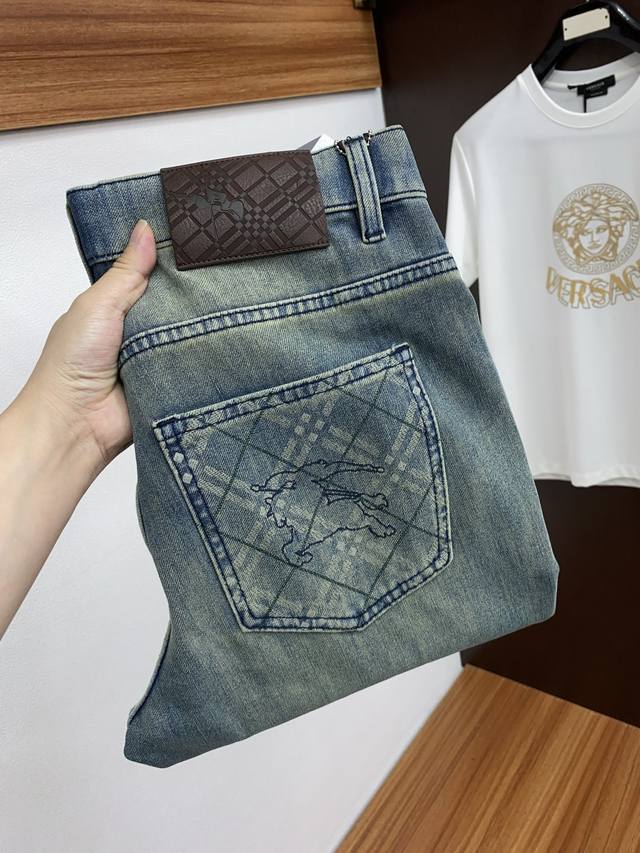巴宝莉 2025Ss早春 新品 原单男士牛仔裤纯血统品 每季必出的类型，无需质疑的热卖王牌单品，符合四季最佳的搭配色号 整体的风格延续了Slp的基调，通体融入了