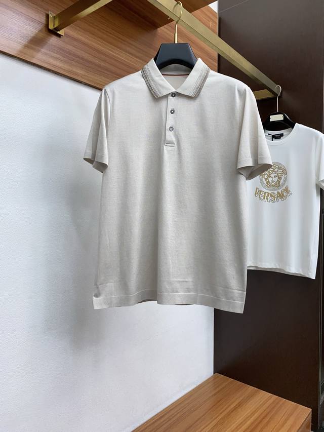Lp2610新款男士翻领Polo衫短袖 进口面料呈现。轻盈柔软的面料经过成衣染色，营造出优雅纹理，原版定制 进口纱线色染 定制罗纹领口 一体撞色罗纹 经典让衣服