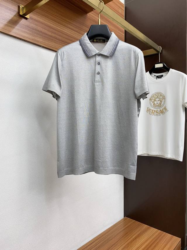 Lp2610新款男士翻领Polo衫短袖 进口面料呈现。轻盈柔软的面料经过成衣染色，营造出优雅纹理，原版定制 进口纱线色染 定制罗纹领口 一体撞色罗纹 经典让衣服