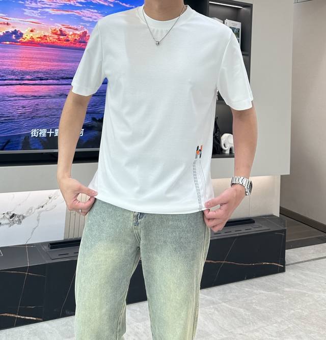H家 2025夏季新款 圆领短袖，时尚臻品的典范。采用精美细腻的刺绣工艺，立体感强，将原本简单的H字母图案栩栩如生的展现出来，达到极高的艺术感染力。点亮你的夏日