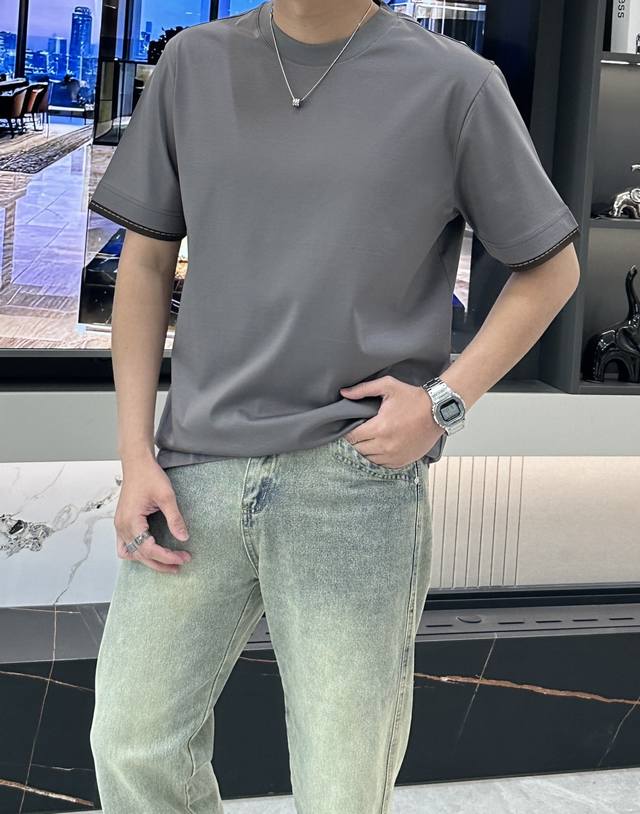 2025Ss H家 官网同款！春夏新品 经典百搭款 圆领短袖T恤 简单大方设计 干净利落剪裁 采用进口顶级丝光面料 柔软细腻 男人的衣柜都少不了基础 随时随地都