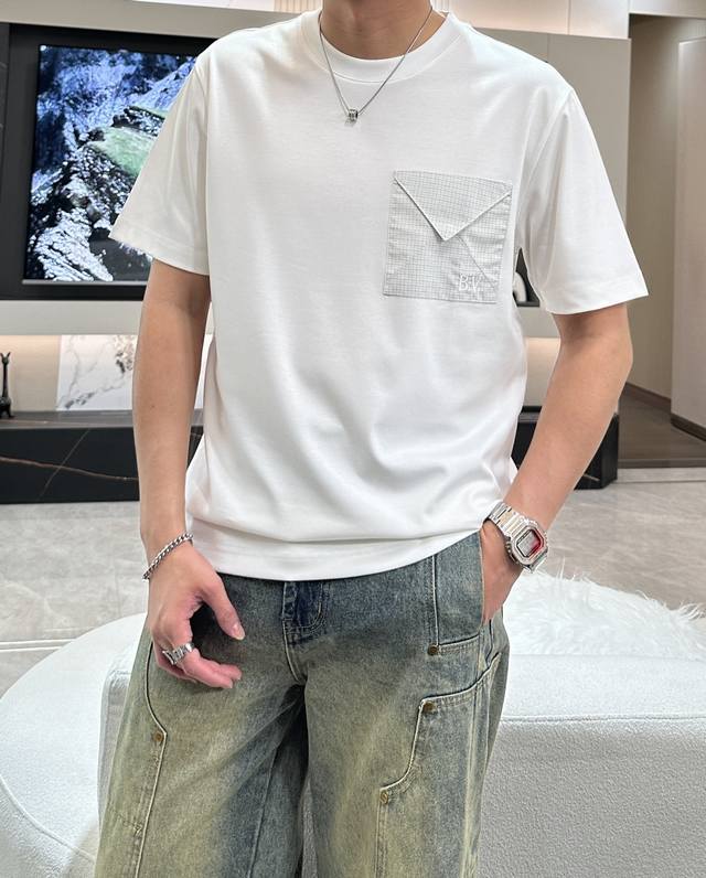 Bv 2025春夏新款男士短袖T恤，全新升级百搭基础款，低调奢华，品格之选！甄选进口丝光棉打造而成，吸湿性好，舒适透气，享受轻薄轻松自在的穿着体验，有着超强的垂