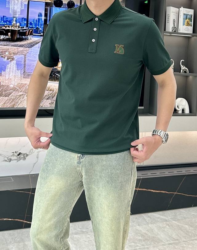 2025Ss夏季新款 H家男士 翻领T恤 胸前家图案 采用进口机高密度刺绣工艺，以经典H家橙色丝线勾勒出轮廓，将字母“H”与马头图案巧妙融合，绣线细密均匀，针法