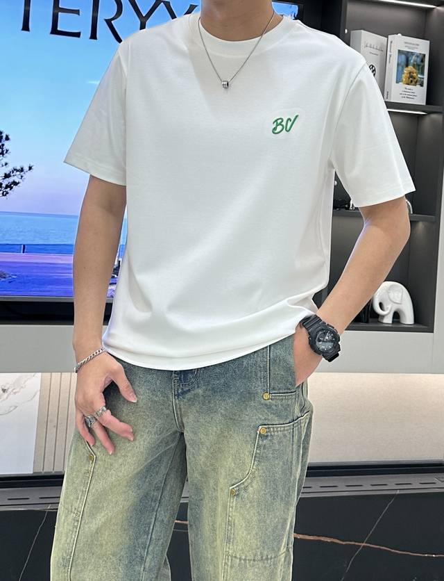 Bv家 2025 夏季最新款男士圆领短袖T桖，Bv经典品牌Logo刺绣设计，简约之中藏着奢华奥义，低调而醒目，彰显品牌独特格调！圆领设计贴合颈部线条，舒适自在。