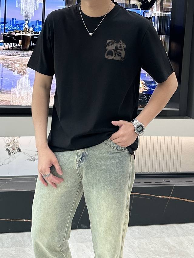 H家 2025春夏新款 官网同步！男士圆领短袖T恤衫。独特新颖的H家标志 采用专业洗水皮设计，具有一定的艺术感和设计感。低调又彰显身份。 采用面料中的上乘之选