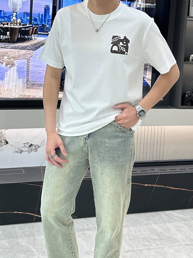 H家 2025春夏新款 官网同步！男士圆领短袖T恤衫。独特新颖的H家标志 采用专业洗水皮设计，具有一定的艺术感和设计感。低调又彰显身份。 采用面料中的上乘之选