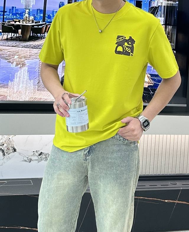 H家 2025春夏新款 官网同步！男士圆领短袖T恤衫。独特新颖的H家标志 采用专业洗水皮设计，具有一定的艺术感和设计感。低调又彰显身份。 采用面料中的上乘之选