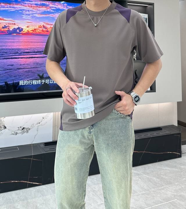 Lp2620官网最新款 男士圆领短袖T恤。官网最新配色！独特撞色肩饰，打破单调。后背品牌Logo设计，暗藏时尚态度，整体视觉效果简约而不失个性。追求品质生活，从