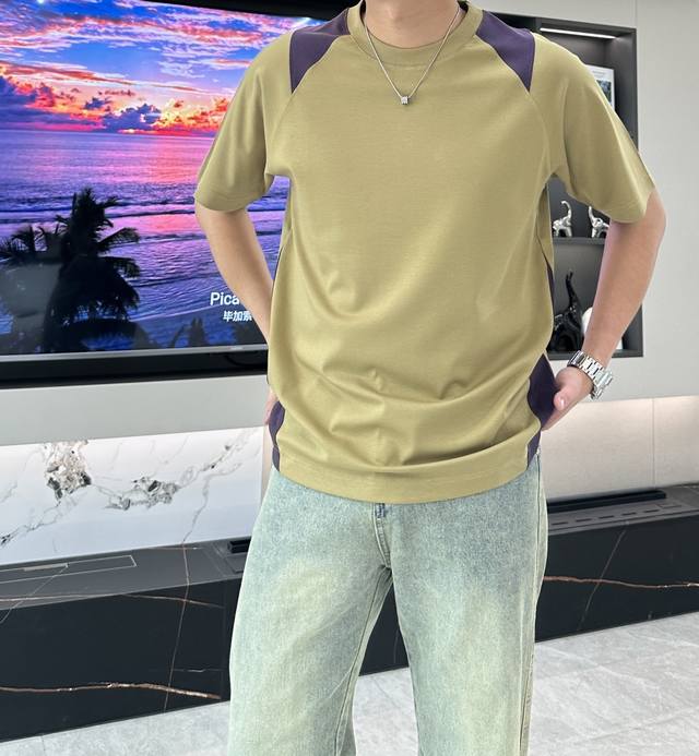 Lp2620官网最新款 男士圆领短袖T恤。官网最新配色！独特撞色肩饰，打破单调。后背品牌Logo设计，暗藏时尚态度，整体视觉效果简约而不失个性。追求品质生活，从