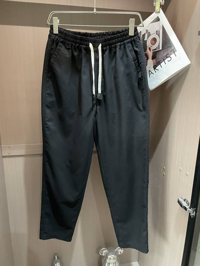 Loewe 慢跑休闲裤 码数 48-56 这款混纺慢跑裤的质感格外透气舒适。采用简约修身版型，令腿部线条更显修长，是契合现代休闲衣橱的经典单品。五金高级，更添精