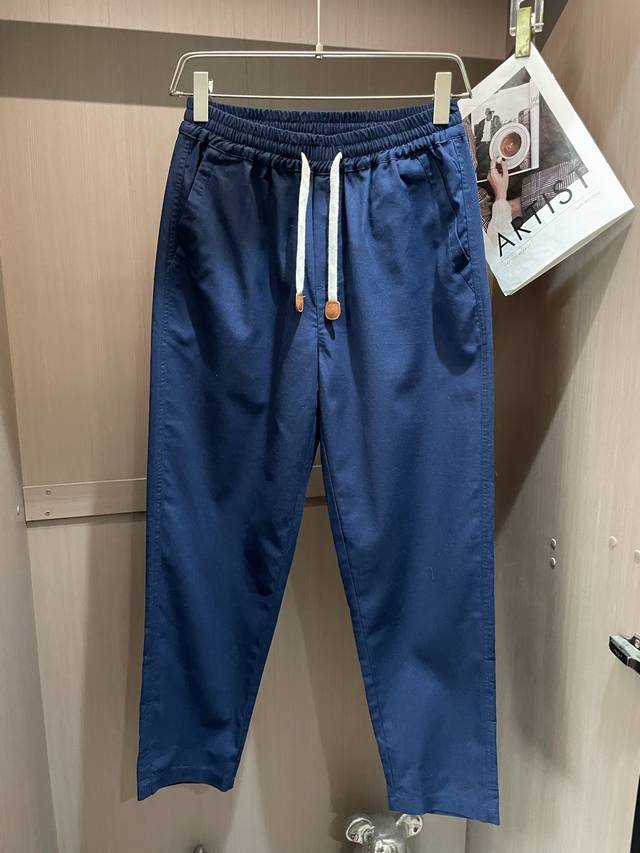 Loewe 慢跑休闲裤 码数 48-56 这款混纺慢跑裤的质感格外透气舒适。采用简约修身版型，令腿部线条更显修长，是契合现代休闲衣橱的经典单品。五金高级，更添精