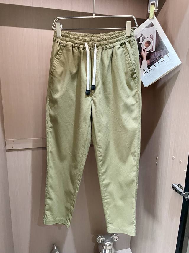 Loewe 慢跑休闲裤 码数 48-56 这款混纺慢跑裤的质感格外透气舒适。采用简约修身版型，令腿部线条更显修长，是契合现代休闲衣橱的经典单品。五金高级，更添精