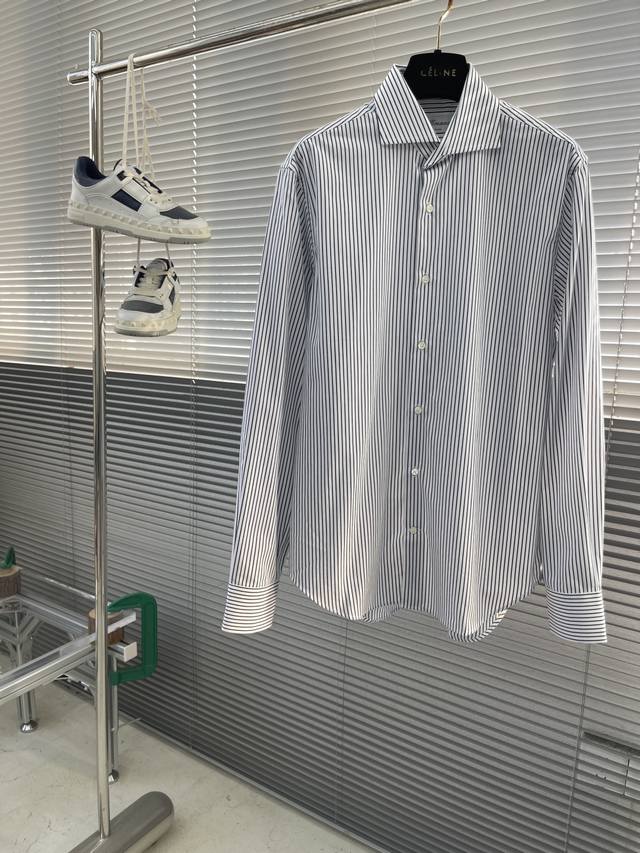 Loro Piana 25Ss新款条纹衬衣 这款衬衣采用100%纯棉面料制作而成，珍珠贝壳纽扣开合，袖口设有2枚纽扣，条纹式衬衣简约而不简单，商务休闲随意搭配，