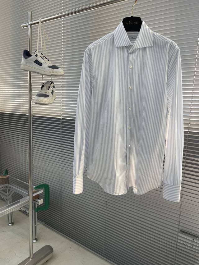 Loro Piana 25Ss新款条纹衬衣 这款衬衣采用100%纯棉面料制作而成，珍珠贝壳纽扣开合，袖口设有2枚纽扣，条纹式衬衣简约而不简单，商务休闲随意搭配，