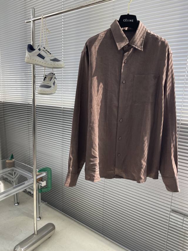 Loro Piana 2025年春夏系列长袖衬衫 尺码：M-4Xl 版型：纽扣式长袖衬衫 宽松版型 成份：100%亚麻，超级天然植物亚麻纤维，有非常好的抗过敏性